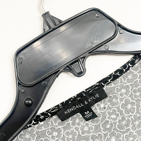 Kendall & Kylie black/white floral print long sleeve front tie top - Picture 3 of 4